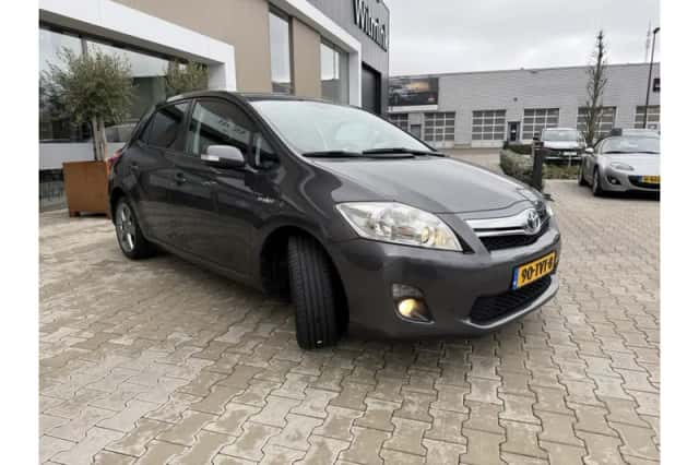 Toyota Auris (2012) thumbnail 3