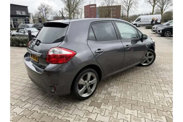 Toyota Auris (2012) thumbnail 5