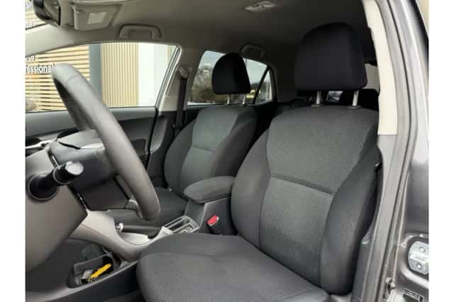 Toyota Auris (2012) thumbnail 6