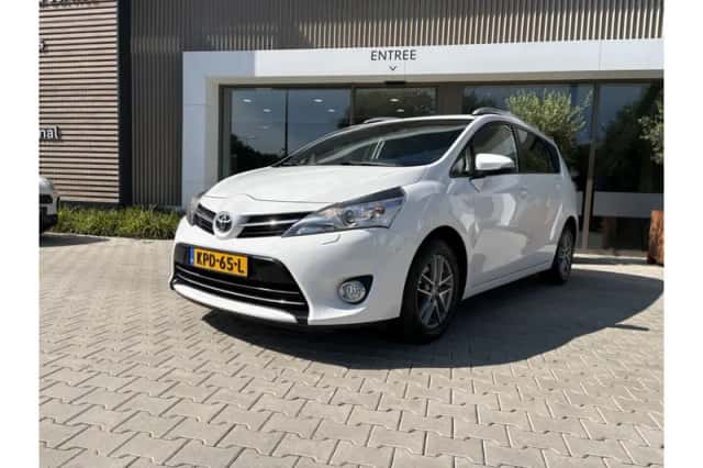 Toyota Verso (2015) thumbnail 1