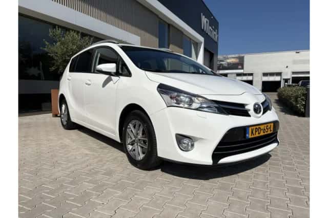 Toyota Verso (2015) thumbnail 2
