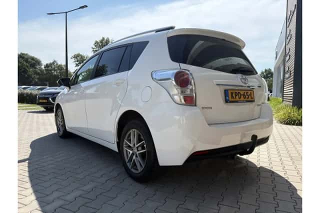Toyota Verso (2015) thumbnail 3