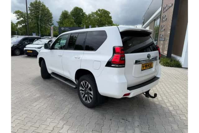 Toyota Land Cruiser (2024) thumbnail 4