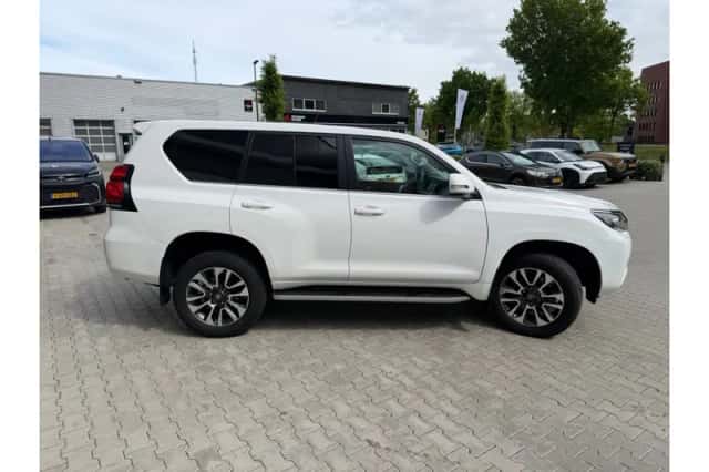 Toyota Land Cruiser (2024) thumbnail 6