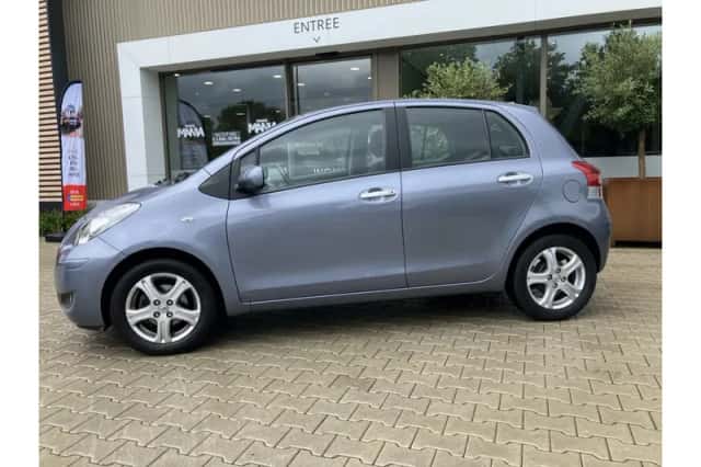 Toyota Yaris (2010) thumbnail 2