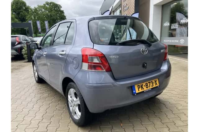 Toyota Yaris (2010) thumbnail 3