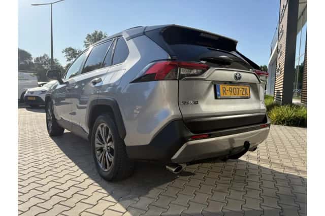 Toyota RAV4 (2022) thumbnail 3