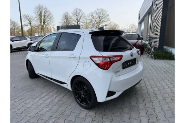 Toyota Yaris (2020) thumbnail 3