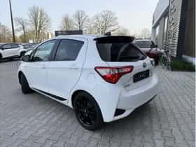 Toyota Yaris (2020) thumbnail 3