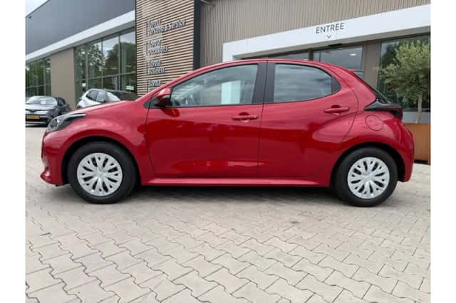 Toyota Yaris (2022) thumbnail 2