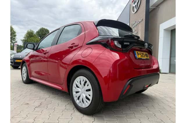 Toyota Yaris (2022) thumbnail 3