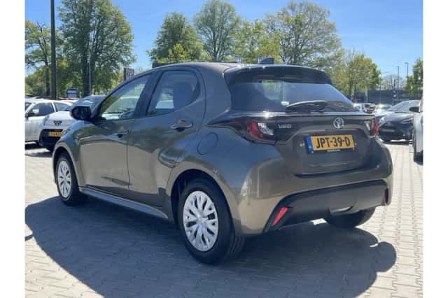 Toyota Yaris (2022) thumbnail 2