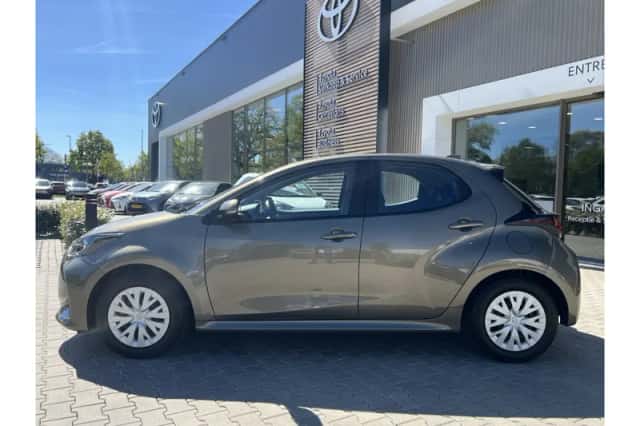 Toyota Yaris (2022) thumbnail 3