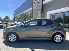 Toyota Yaris (2022) thumbnail 3