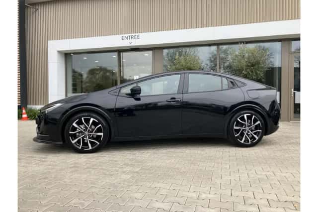 Toyota Prius (2023) thumbnail 4