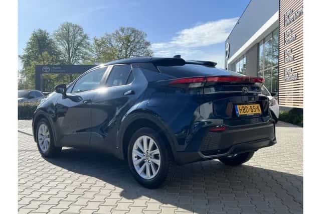 Toyota C-HR (2025) thumbnail 3