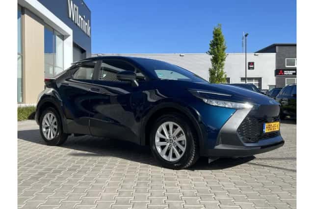 Toyota C-HR (2025) thumbnail 5