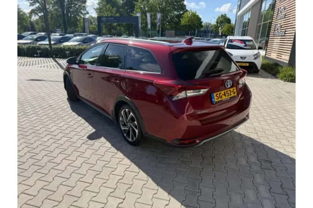 Toyota Auris (2018) thumbnail 3