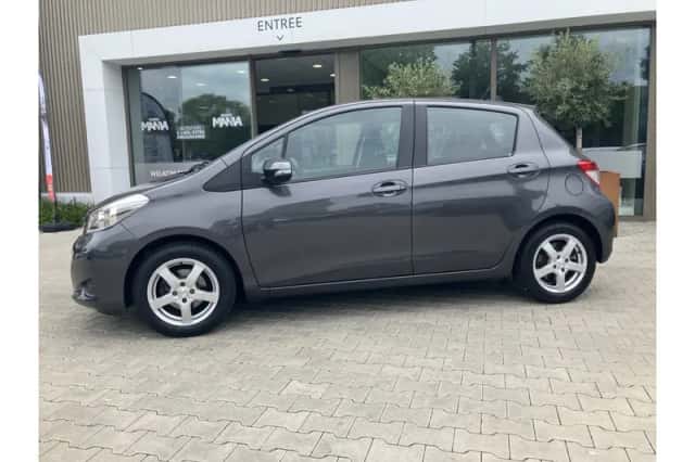 Toyota Yaris (2012) thumbnail 2
