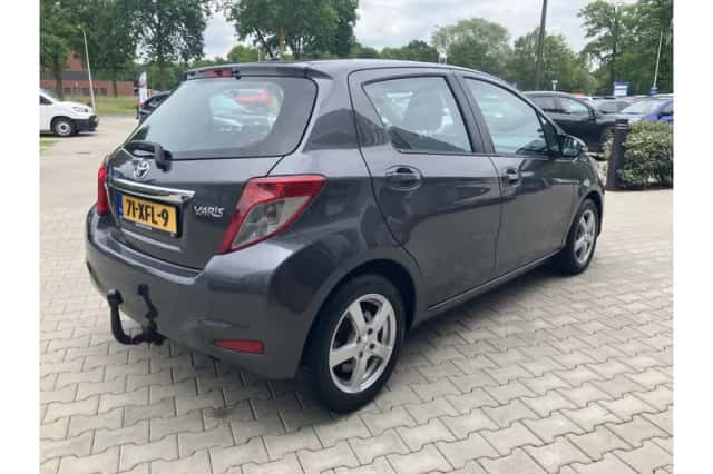 Toyota Yaris (2012) thumbnail 3