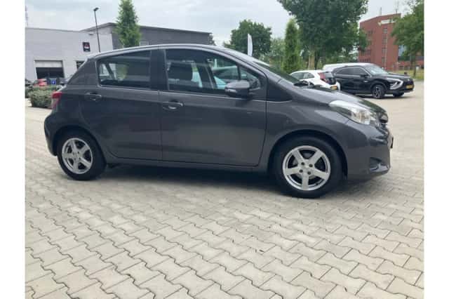 Toyota Yaris (2012) thumbnail 4