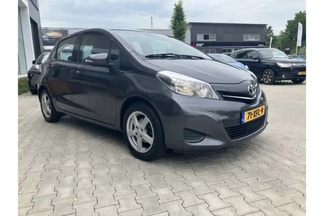 Toyota Yaris (2012) thumbnail 5