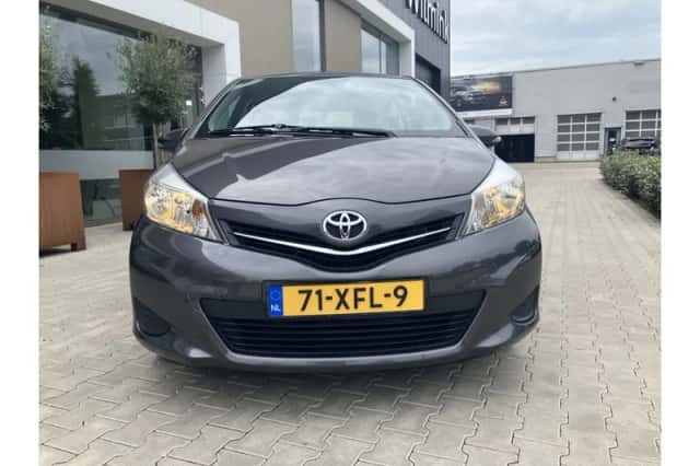 Toyota Yaris (2012) thumbnail 6