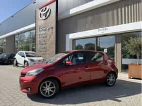 Toyota Yaris (2012) thumbnail 2
