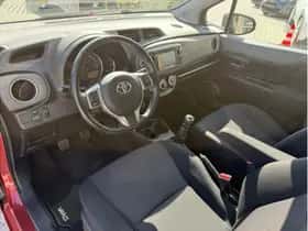 Toyota Yaris (2012) thumbnail 8