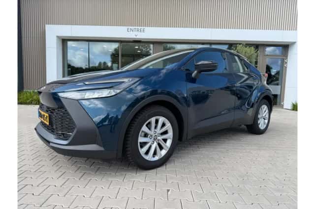 Toyota C-HR (2025) thumbnail 1