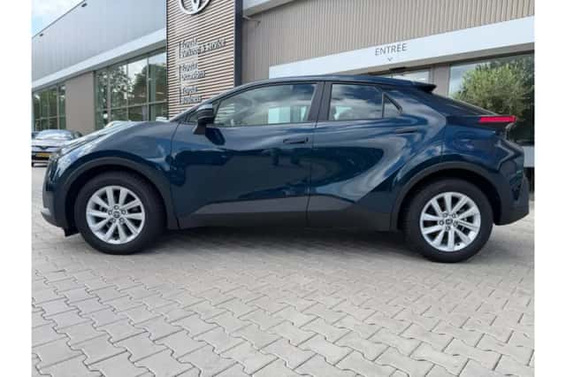 Toyota C-HR (2025) thumbnail 2