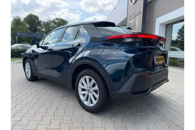 Toyota C-HR (2025) thumbnail 3