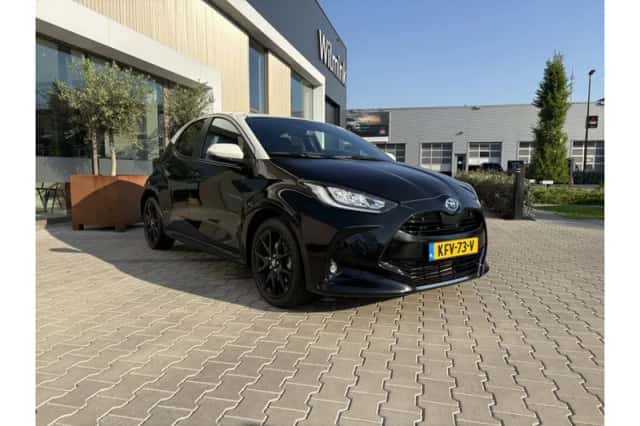 Toyota Yaris (2022) thumbnail 2