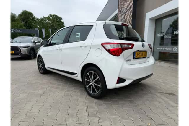Toyota Yaris (2018) thumbnail 3