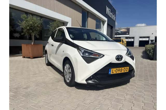 Toyota Aygo (2021) thumbnail 2
