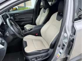 Toyota C-HR (2019) thumbnail 11