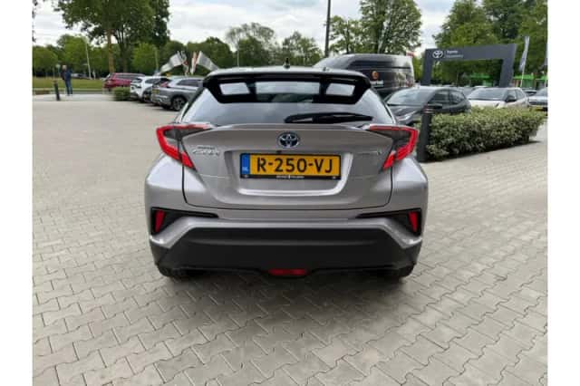 Toyota C-HR (2019) thumbnail 3