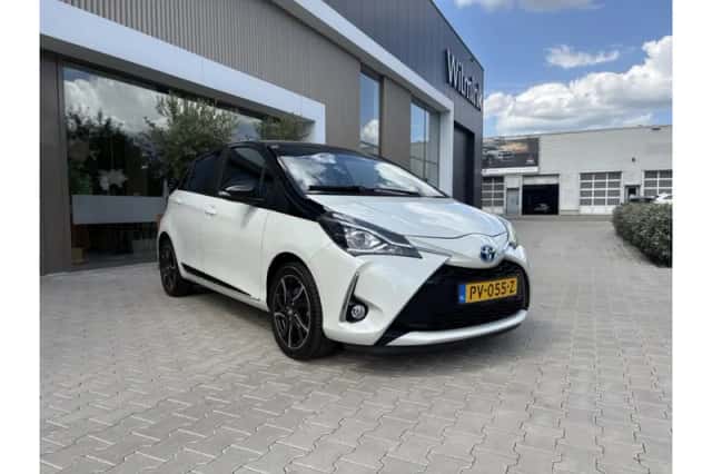 Toyota Yaris (2017) thumbnail 2