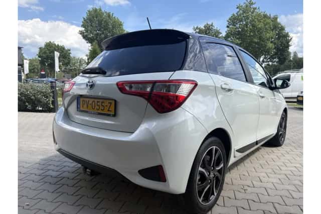 Toyota Yaris (2017) thumbnail 3