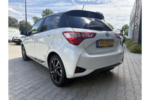 Toyota Yaris (2017) thumbnail 4