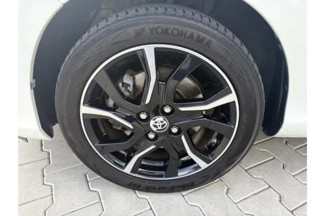 Toyota Yaris (2017) thumbnail 5