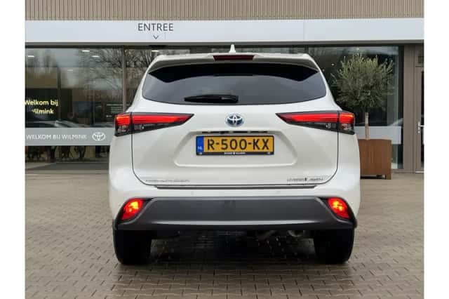 Toyota Highlander (2021) thumbnail 3
