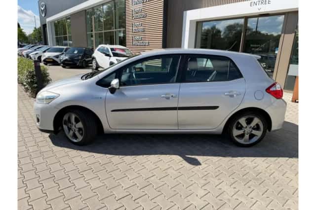 Toyota Auris (2012) thumbnail 2