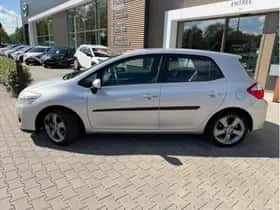 Toyota Auris (2012) thumbnail 2