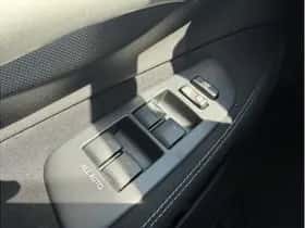 Toyota Auris (2012) thumbnail 12
