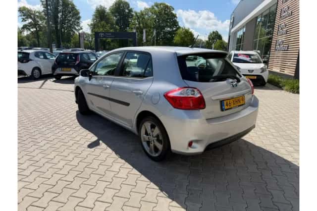 Toyota Auris (2012) thumbnail 3