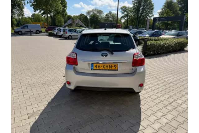 Toyota Auris (2012) thumbnail 5