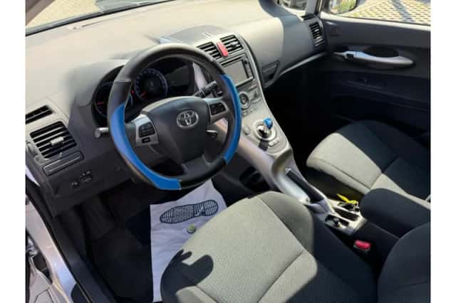 Toyota Auris (2012) thumbnail 6