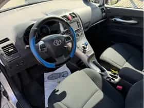 Toyota Auris (2012) thumbnail 6