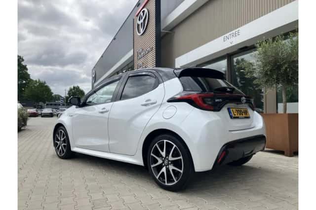 Toyota Yaris (2021) thumbnail 3
